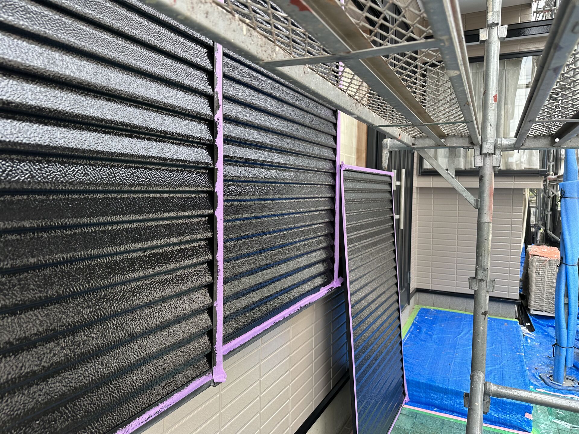 野田市で外壁塗装と一緒に行う雨戸の塗り替え｜見た目も耐久性もアップ【優建装】