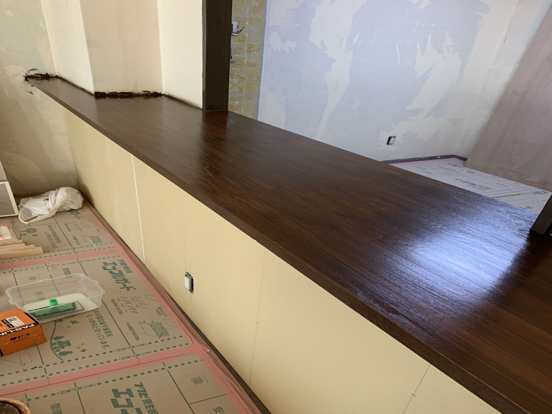 野田市で外壁塗装と一緒に棚をオイルステイン仕上げ｜木の風合いを活かす施工【優建装】